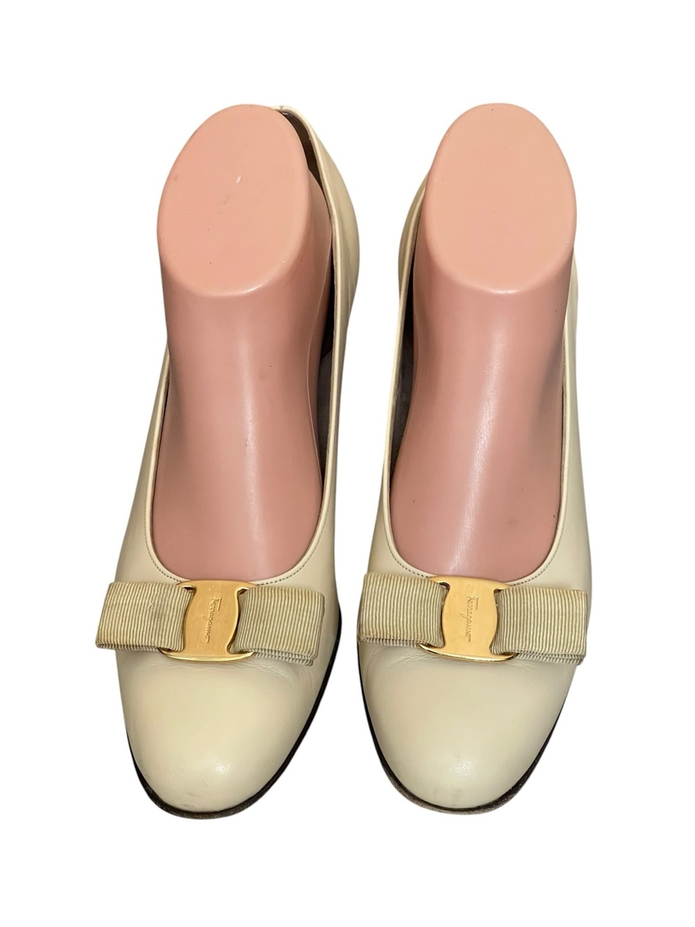 Salvatore Ferragamo vintage Vara Bow Cream Ivory Bow Pumps Heel
Shoes size 9 3 A - Picture 3 of 14